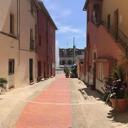 Between The Roofs Of Menton Old Town And The Sea Zewnętrze zdjęcie