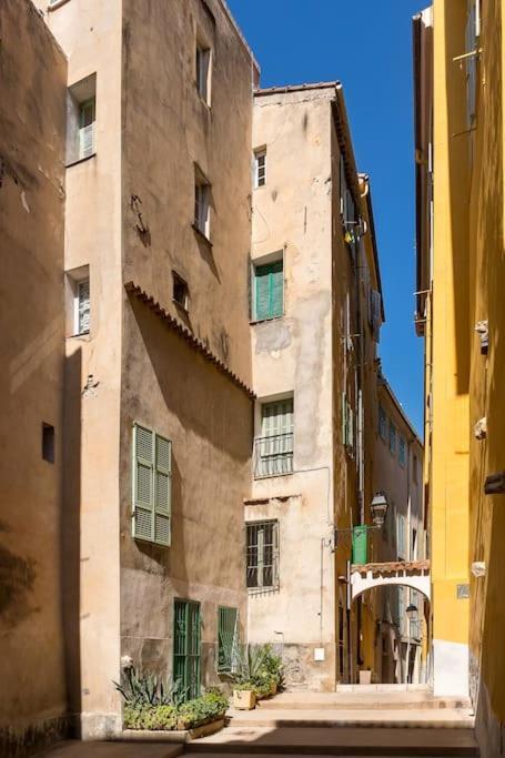 Between The Roofs Of Menton Old Town And The Sea Zewnętrze zdjęcie