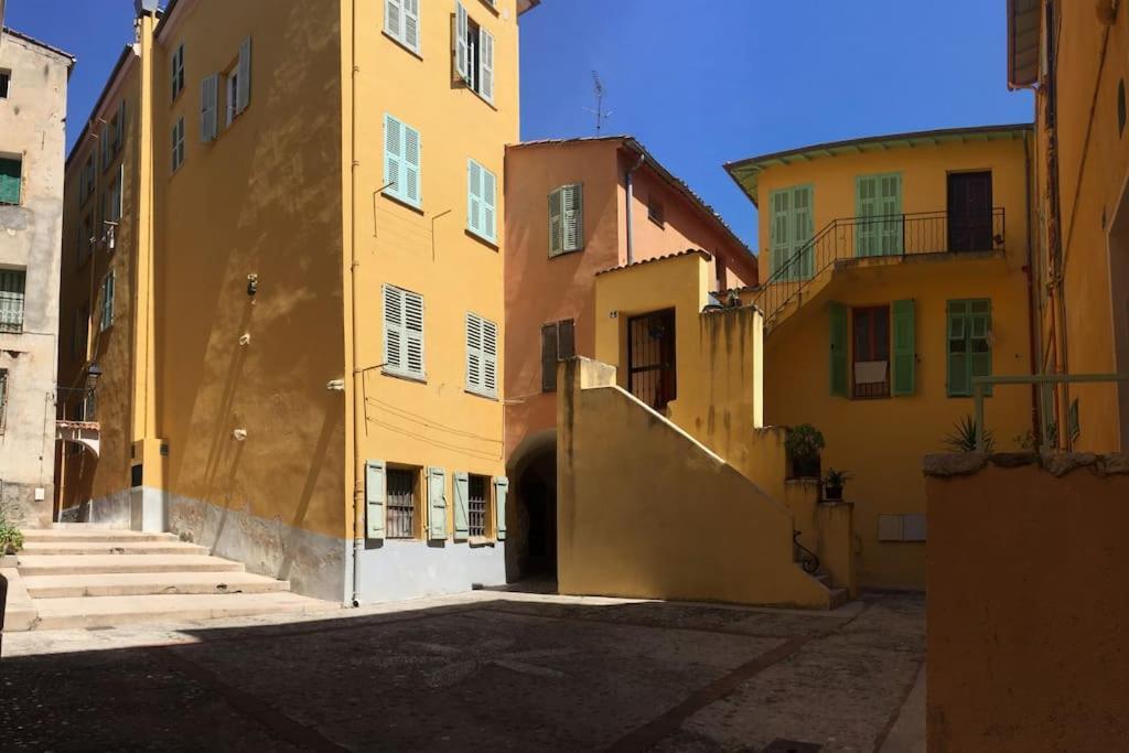 Between The Roofs Of Menton Old Town And The Sea Zewnętrze zdjęcie